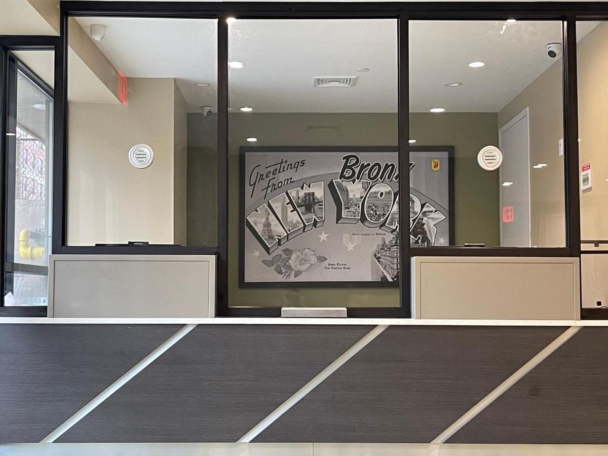 Hotel Super 8 By Wyndham Bronx Near Botanical Garden à New York Extérieur photo