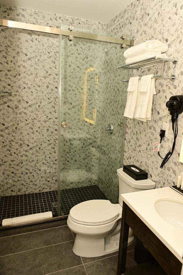 Hotel Super 8 By Wyndham Bronx Near Botanical Garden à New York Extérieur photo
