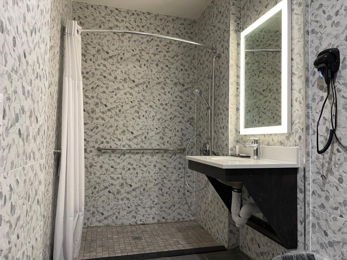 Hotel Super 8 By Wyndham Bronx Near Botanical Garden à New York Extérieur photo