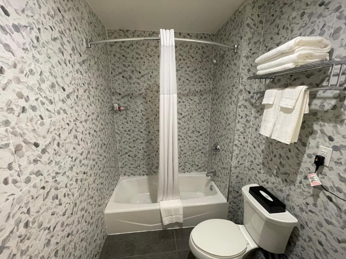 Hotel Super 8 By Wyndham Bronx Near Botanical Garden à New York Extérieur photo
